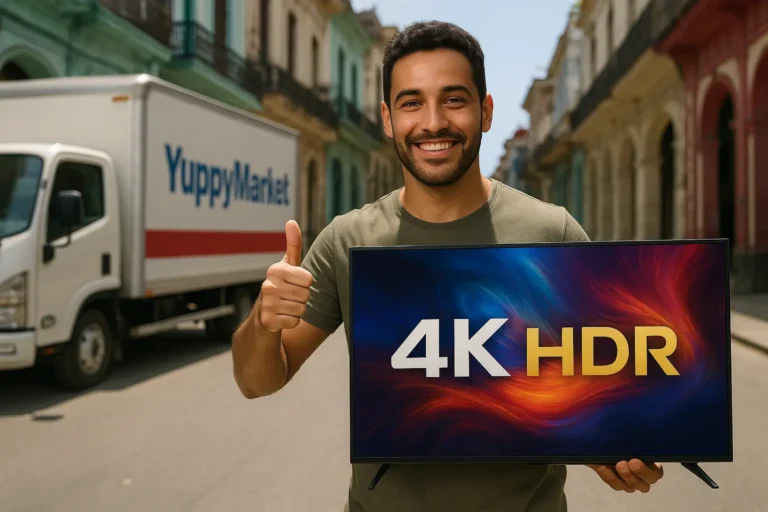 Un joven cubano sonriente sostiene un televisor moderno frente a coloridas fachadas coloniales, con un camión de reparto de YuppyMarket al fondo, transmitiendo confianza y satisfacción con su compra.