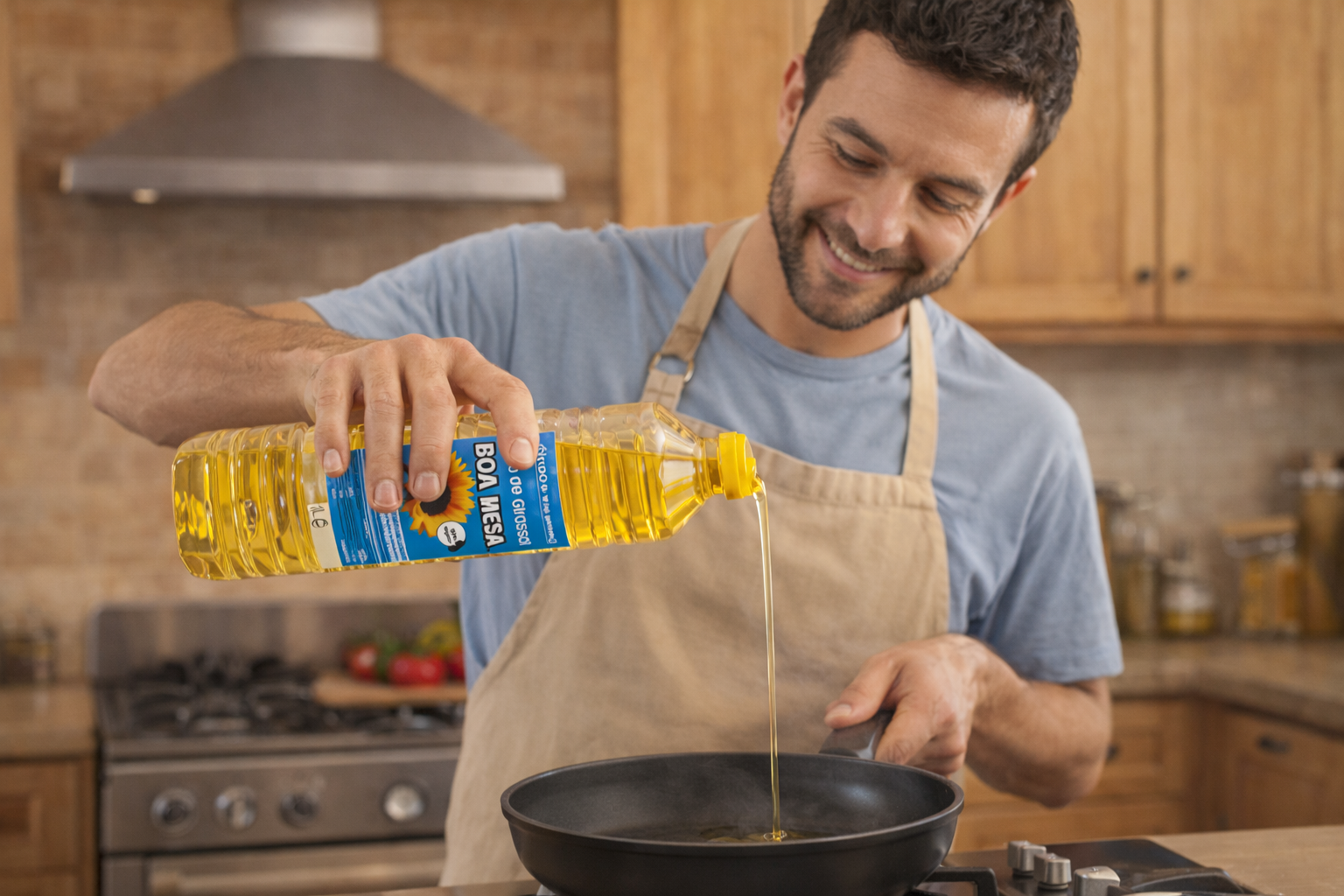 Hombre cocinando en casa mientras vierte aceite de girasol Boa Mesa en una sartén, usando una botella de 1 litro durante la preparación de alimentos.